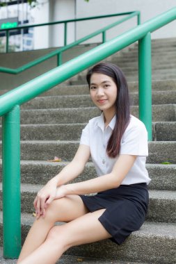 Yetişkin öğrenci üniforması güzel kız gülümse ve rahatla.