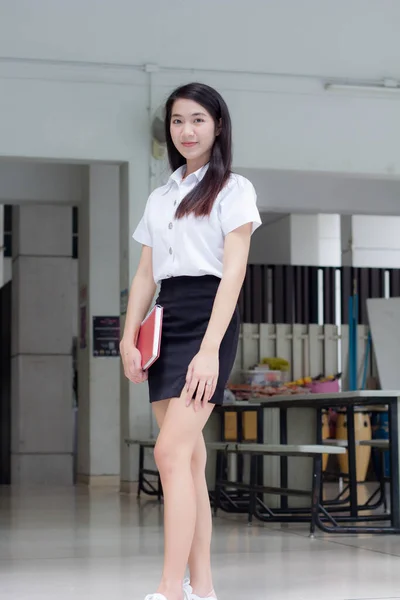 Thai Adult Student Universität Uniform Schöne Mädchen Lächeln Und Entspannen — Stockfoto