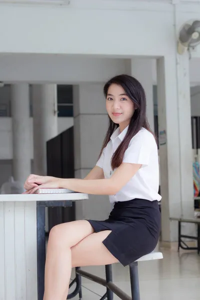 Thai Vuxen Student Universitet Uniform Vacker Flicka Leende Och Koppla — Stockfoto