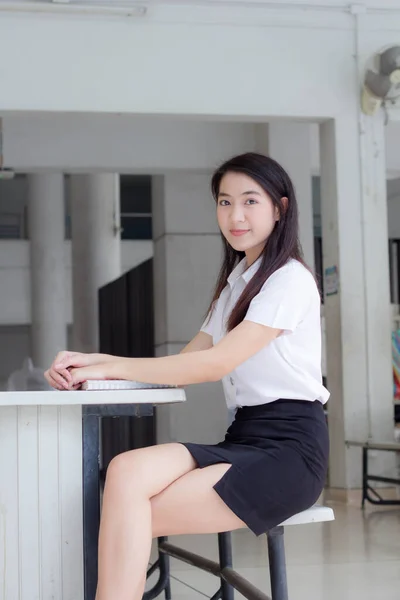 Tailandês Adulto Estudante Universidade Uniforme Bela Menina Sorriso Relaxar — Fotografia de Stock
