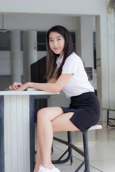 Thai Volwassen Student Universiteit Uniform Mooi Meisje Glimlach Ontspannen — Stockfoto