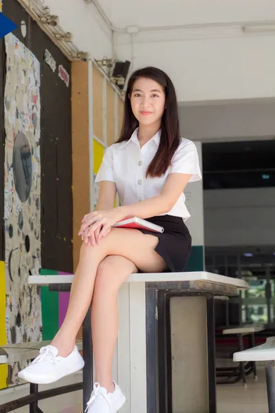 Thai Vuxen Student Universitet Uniform Vacker Flicka Leende Och Koppla — Stockfoto