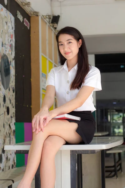 Tailandês Adulto Estudante Universidade Uniforme Bela Menina Sorriso Relaxar — Fotografia de Stock