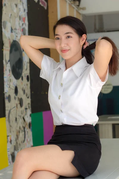 Thai Volwassen Student Universiteit Uniform Mooi Meisje Glimlach Ontspannen — Stockfoto