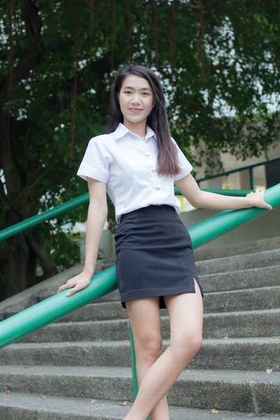 Tailandés Adulto Estudiante Universidad Uniforme Hermosa Chica Sonrisa Relajarse — Foto de Stock