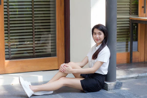 Tailandês Adulto Estudante Universidade Uniforme Bela Menina Sorriso Relaxar — Fotografia de Stock