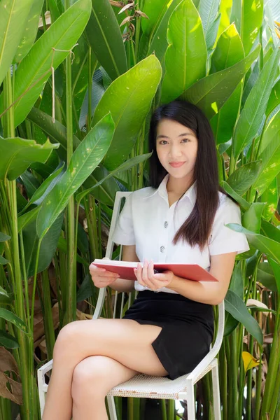 Thai Volwassen Student Universiteit Uniform Mooi Meisje Lees Een Boek — Stockfoto
