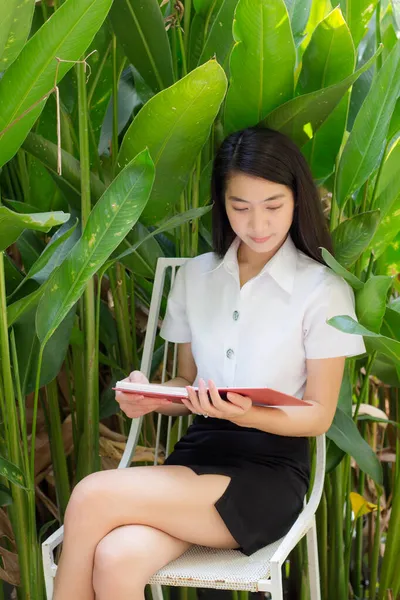 Thai Adult Student Universität Uniform Schön Mädchen Lese Ein Buch — Stockfoto