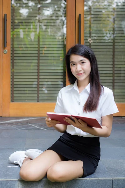 Tailandés Adulto Estudiante Universidad Uniforme Hermosa Chica Leer Libro —  Fotos de Stock