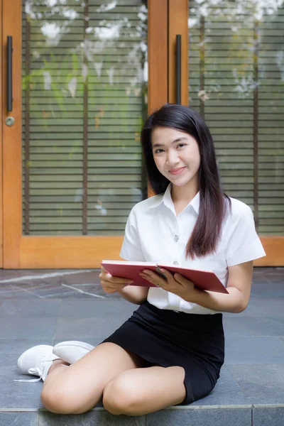 Tailandese Adulto Studente Università Uniforme Bella Ragazza Leggere Libro — Foto Stock