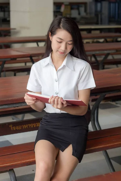 Tailandês Adulto Estudante Universidade Uniforme Bela Menina Ler Livro — Fotografia de Stock