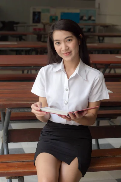 タイの成人女子大生制服美少女が本を読む — ストック写真