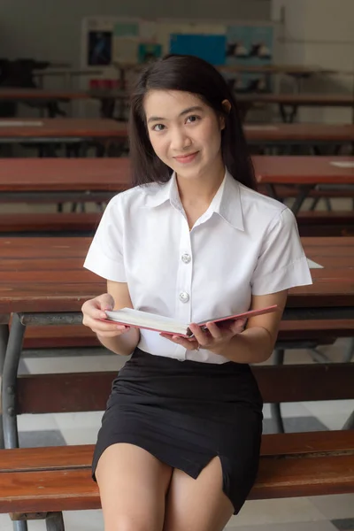 Tailandês Adulto Estudante Universidade Uniforme Bela Menina Ler Livro — Fotografia de Stock