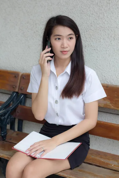 Thai Ενηλίκων Φοιτητής Πανεπιστήμιο Ομοιόμορφη Όμορφη Κοπέλα Καλώντας Smartphone — Φωτογραφία Αρχείου