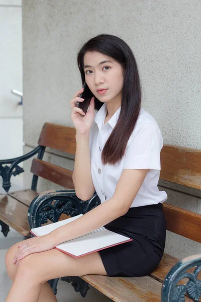 Tailandese Adulto Studente Università Uniforme Bella Ragazza Chiamata Smartphone — Foto Stock