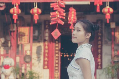 Asya thai yeniyetme beyaz elbiseli güzel kız gülümse ve rahatla