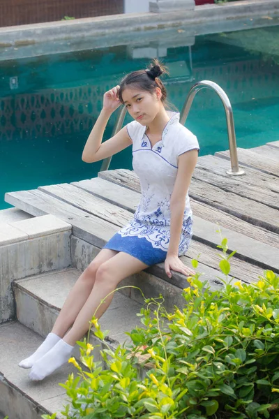 Asia Thai Remaja Gaun Putih Gadis Cantik Tersenyum Dan Rileks — Stok Foto
