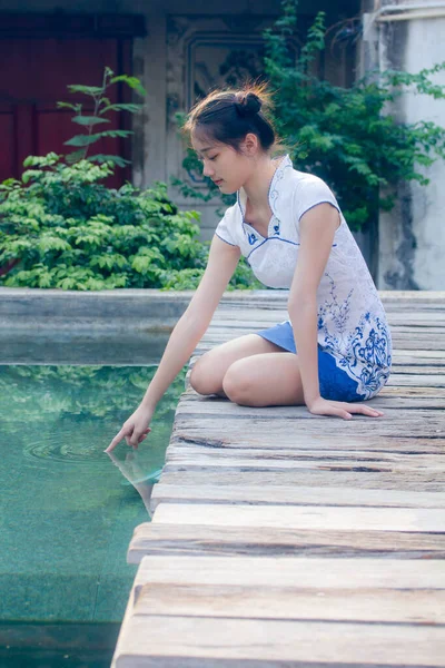 Asiático Tailandés Adolescente Blanco Vestido Hermosa Chica Sonrisa Relajarse —  Fotos de Stock