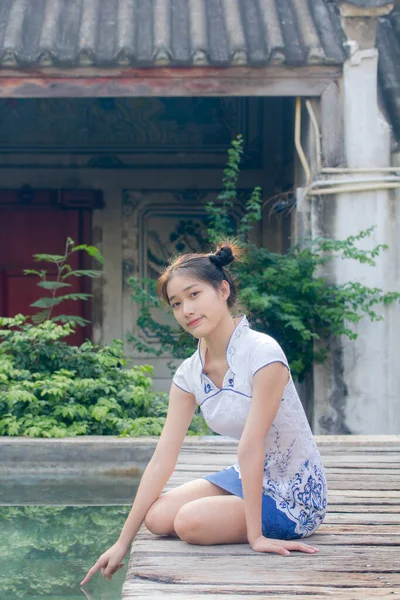 Asien Thai Tonåring Vit Klänning Vacker Flicka Leende Och Koppla — Stockfoto