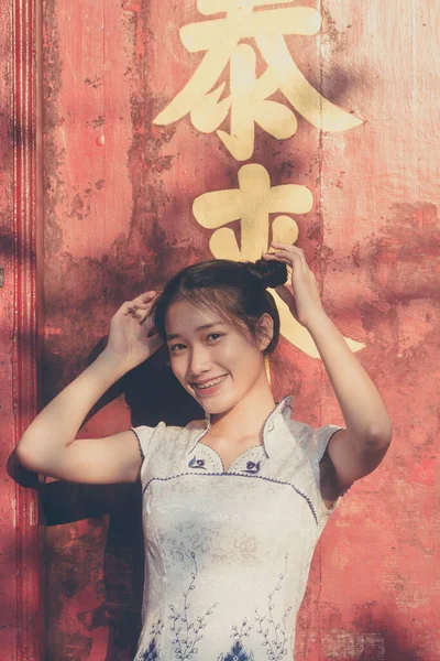 Azjatyckie Tajski Nastolatek Biały Sukienka Piękny Dziewczyna Uśmiech Relaks — Zdjęcie stockowe