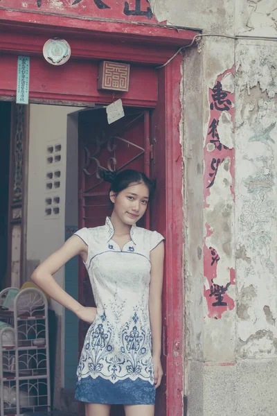 アジアタイティーンホワイトドレス美しいです女の子笑顔とリラックス — ストック写真