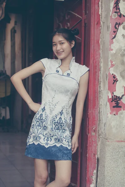 Asya Thai Yeniyetme Beyaz Elbiseli Güzel Kız Gülümse Rahatla — Stok fotoğraf