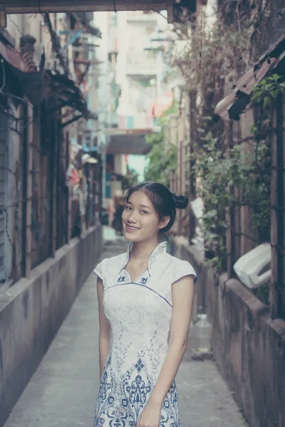 亚洲少年白衣美女笑着放轻松 — 图库照片