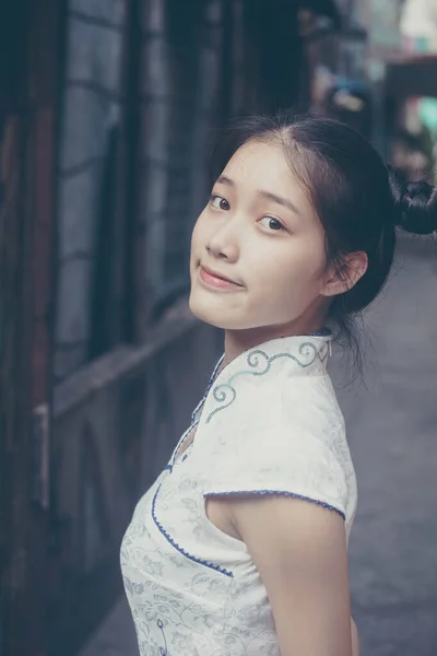 Ásia Tailandês Adolescente Branco Vestido Bonito Menina Sorriso Relaxar — Fotografia de Stock