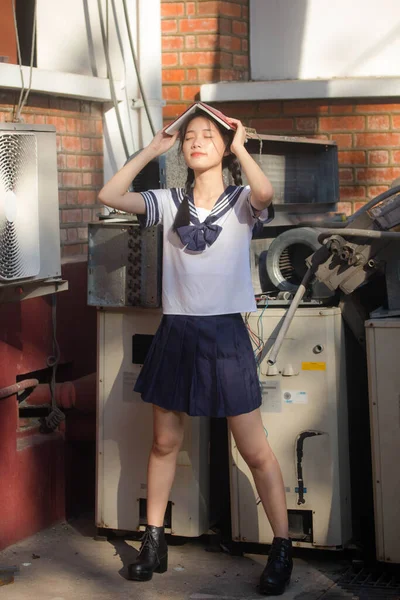 穿着校服的日本少女快乐而放松 — 图库照片