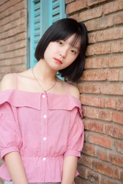 아시아 티셔츠아름다운 소녀가 웃으며 긴장을 — 스톡 사진