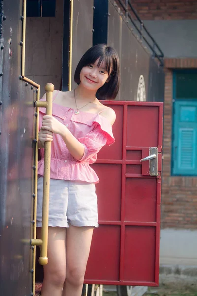 亚洲少年粉红T恤漂亮女孩笑着放松一下 — 图库照片