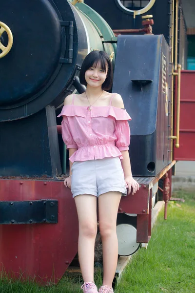 アジアタイティーンピンクTシャツ美しいです女の子笑顔とリラックス — ストック写真