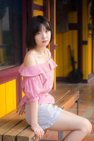 Ásia Tailandês Adolescente Rosa Shirt Linda Menina Sorriso Relaxar — Fotografia de Stock