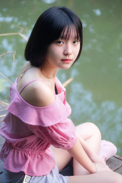 Asiatisch Thai Teen Pink Shirt Hübsch Mädchen Smile Und Entspannen — Stockfoto