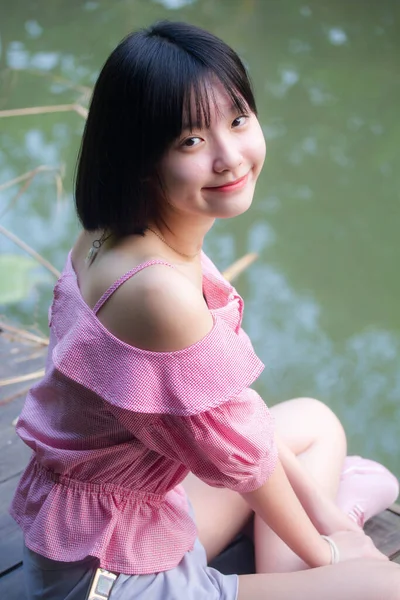 Азія Тайський Підліток Рожева Футболка Красива Дівчина Посміхається Розслабляється — стокове фото