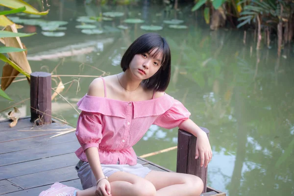 Asiático Tailandés Adolescente Rosa Camiseta Hermosa Chica Sonrisa Relajarse —  Fotos de Stock