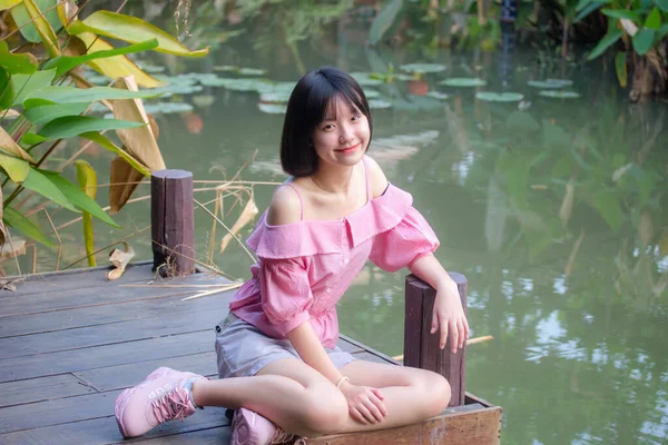 Asiático Tailandés Adolescente Rosa Camiseta Hermosa Chica Sonrisa Relajarse —  Fotos de Stock