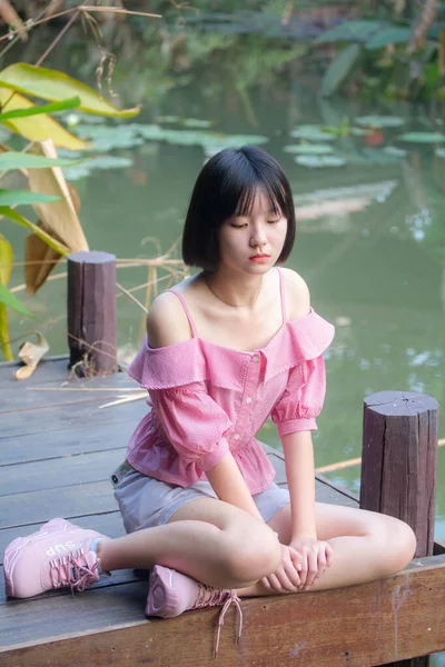 亚洲少年粉红T恤漂亮女孩笑着放松一下 — 图库照片