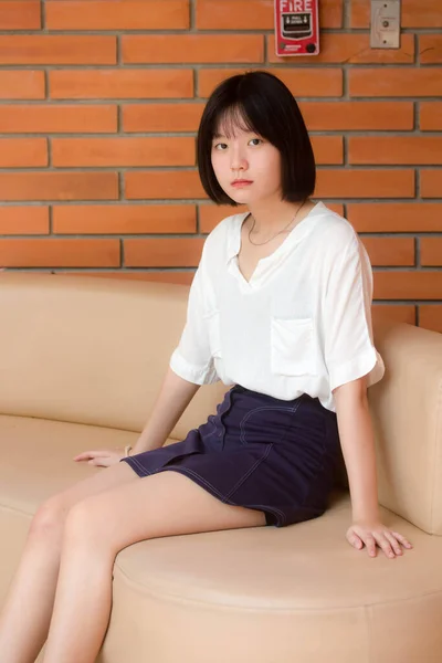 亚洲青少年短发白衬衫漂亮女孩笑着放松一下 — 图库照片