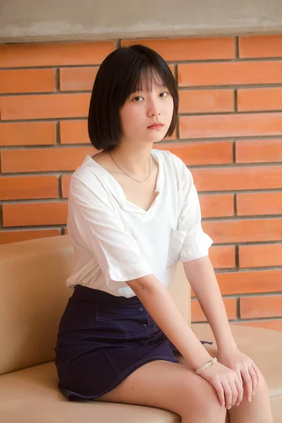 亚洲青少年短发白衬衫漂亮女孩笑着放松一下 — 图库照片