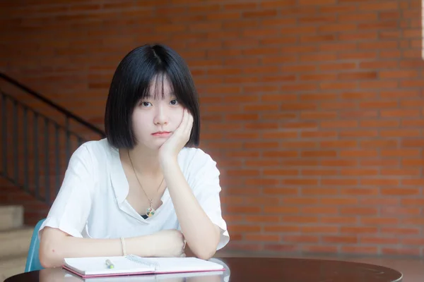 Asiático Tailandés Adolescente Blanco Camiseta Hermosa Chica Leer Libro —  Fotos de Stock