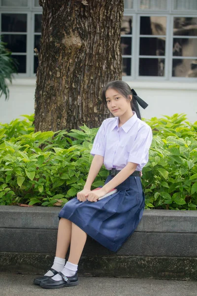 泰国人高中校服的肖像少女美丽动人 轻松自在 — 图库照片