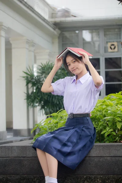 タイの高校生制服ティーン美しいです女の子幸せとリラックス — ストック写真