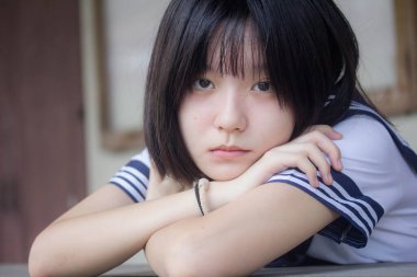 Japon genç güzel kız öğrenci gülümsemesi içinde ve rahatla.