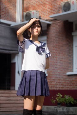 Japon genç güzel kız öğrenci gülümsemesi içinde ve rahatla.