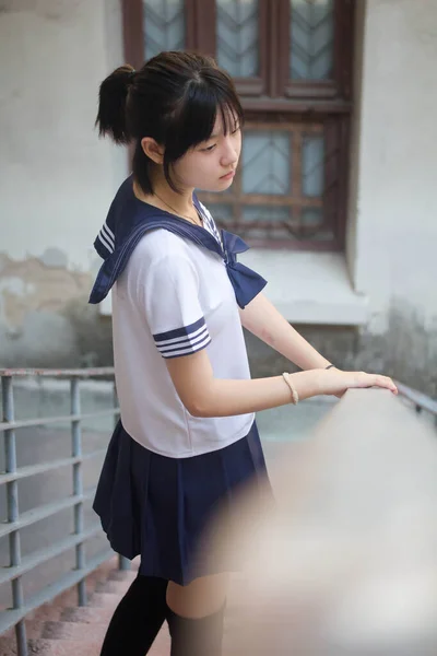 日本人ティーン美しいです女の子で学生の笑顔とリラックス — ストック写真