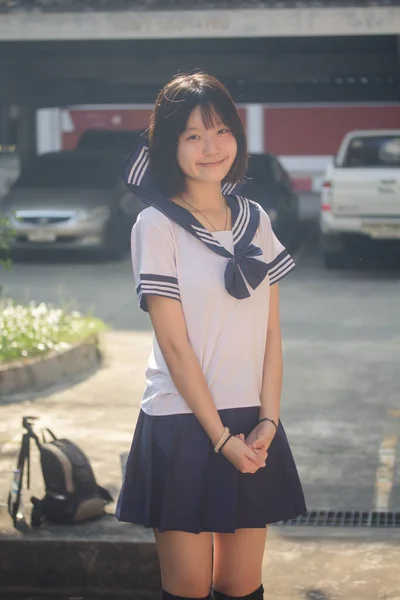 日本人ティーン美しいです女の子で学生の笑顔とリラックス — ストック写真