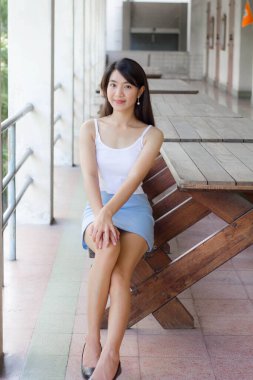 Taylandlı yetişkin portresi güzel kız beyaz gömlek açık mavi etek rahatlama zamanı