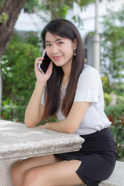 Portrét Thajské Dospělé Kanceláře Dívka Volá Smartphone — Stock fotografie