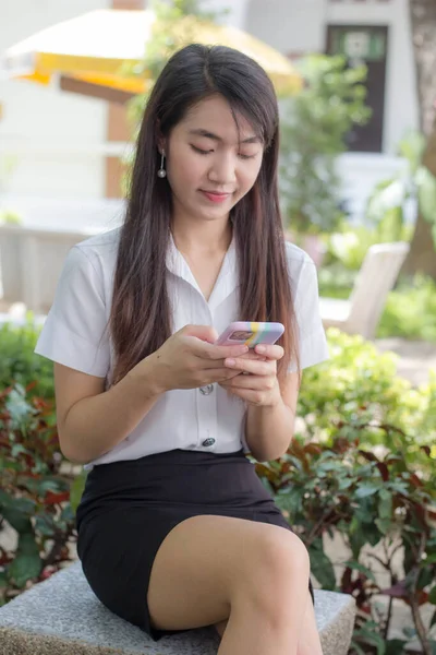 Πορτρέτο Του Thai Ενηλίκων Κορίτσι Γραφείο Χρησιμοποιώντας Τηλέφωνό Της Και — Φωτογραφία Αρχείου